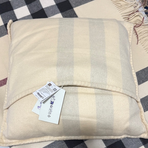 Burberry Throw and Pillow set - Picture 4 of 9